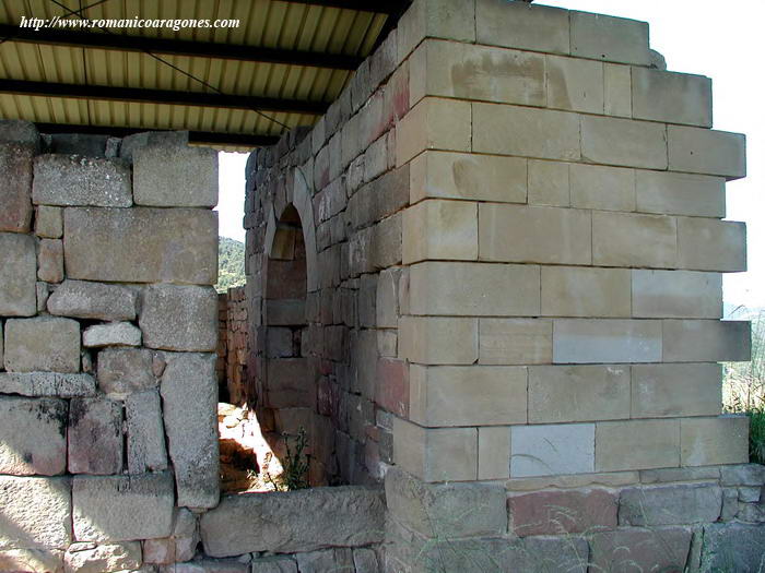 PUERTA LATERAL NORTE DE ACCESO EXTERIOR A LA CABECERA